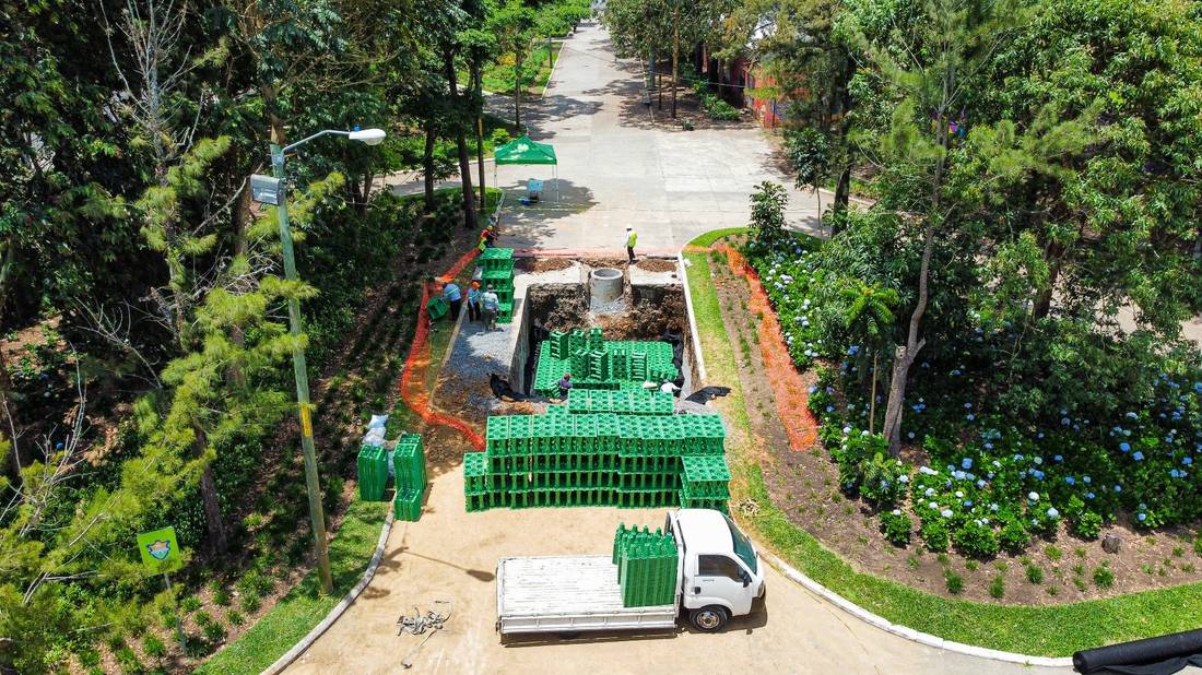 Instalación de módulos SUDS en un área verde de la Ciudad de Guatemala