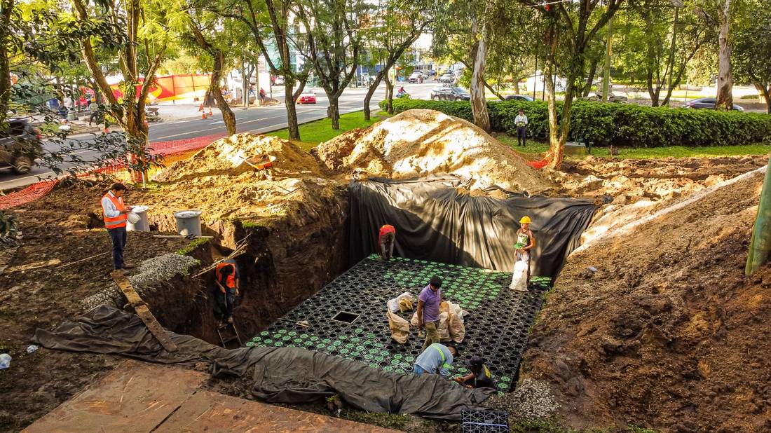 Excavación con geomembrana y módulos SUDS
