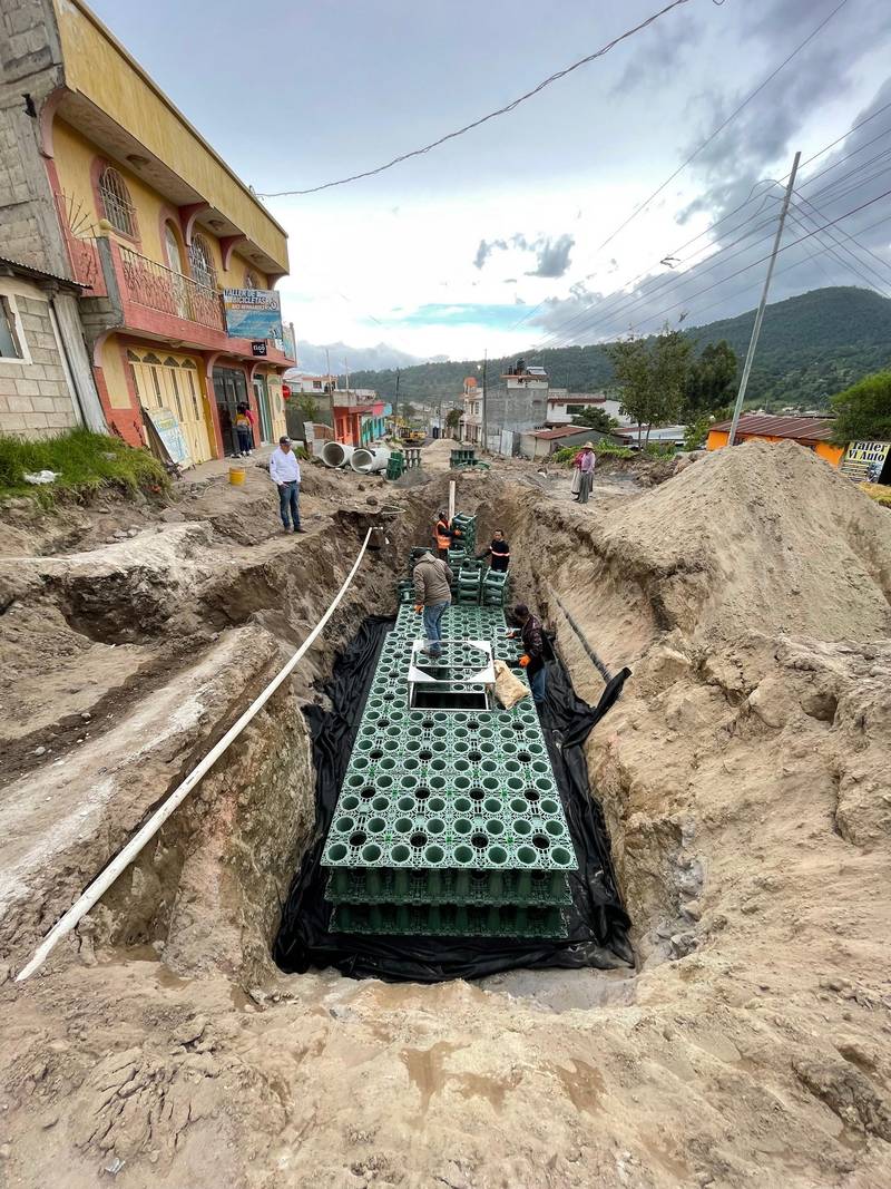 Módulos de infiltración en zanja a lo largo de una calle