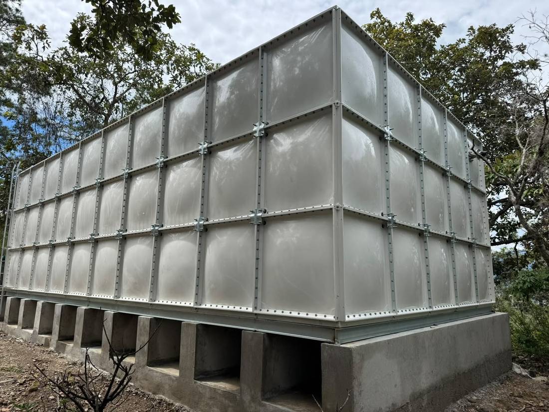 Tanque GRP seccional sobre base de concreto