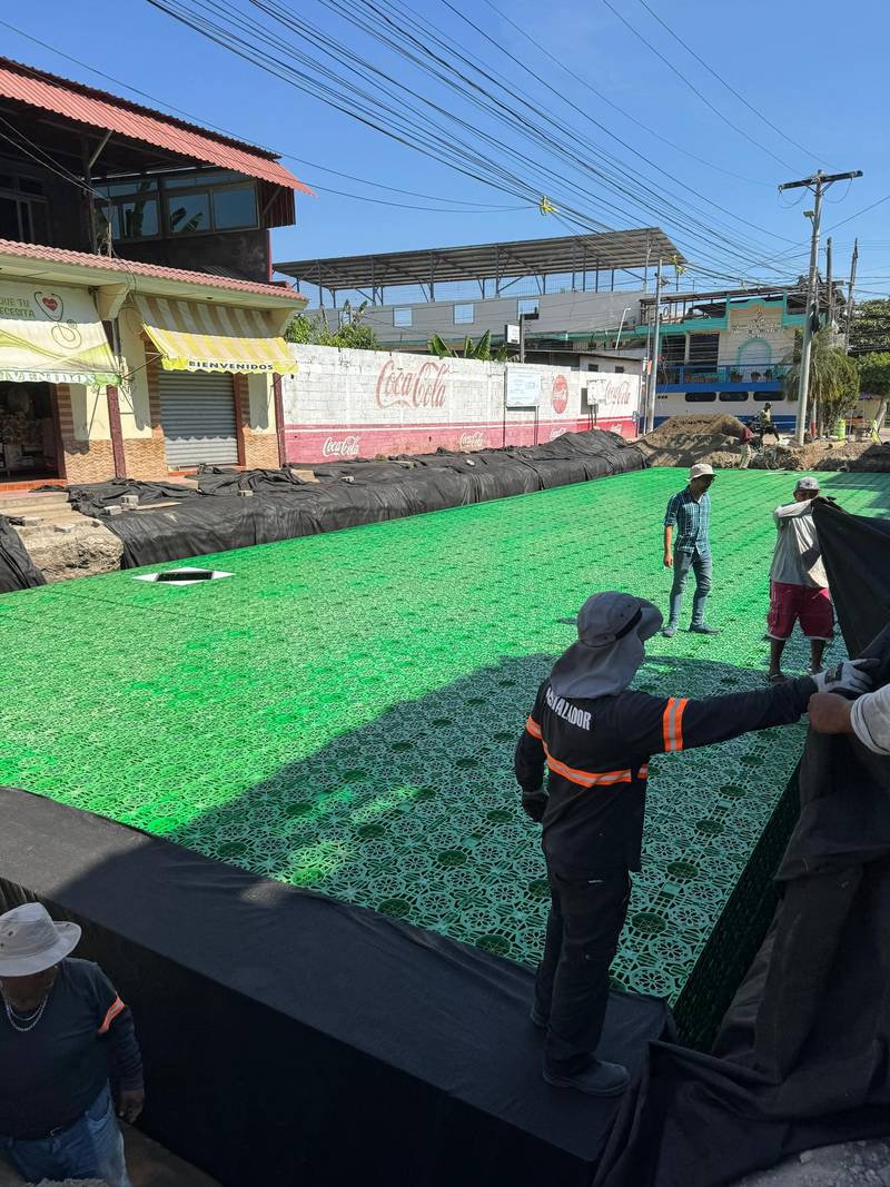 Colocación de módulos de infiltración verdes en una calle