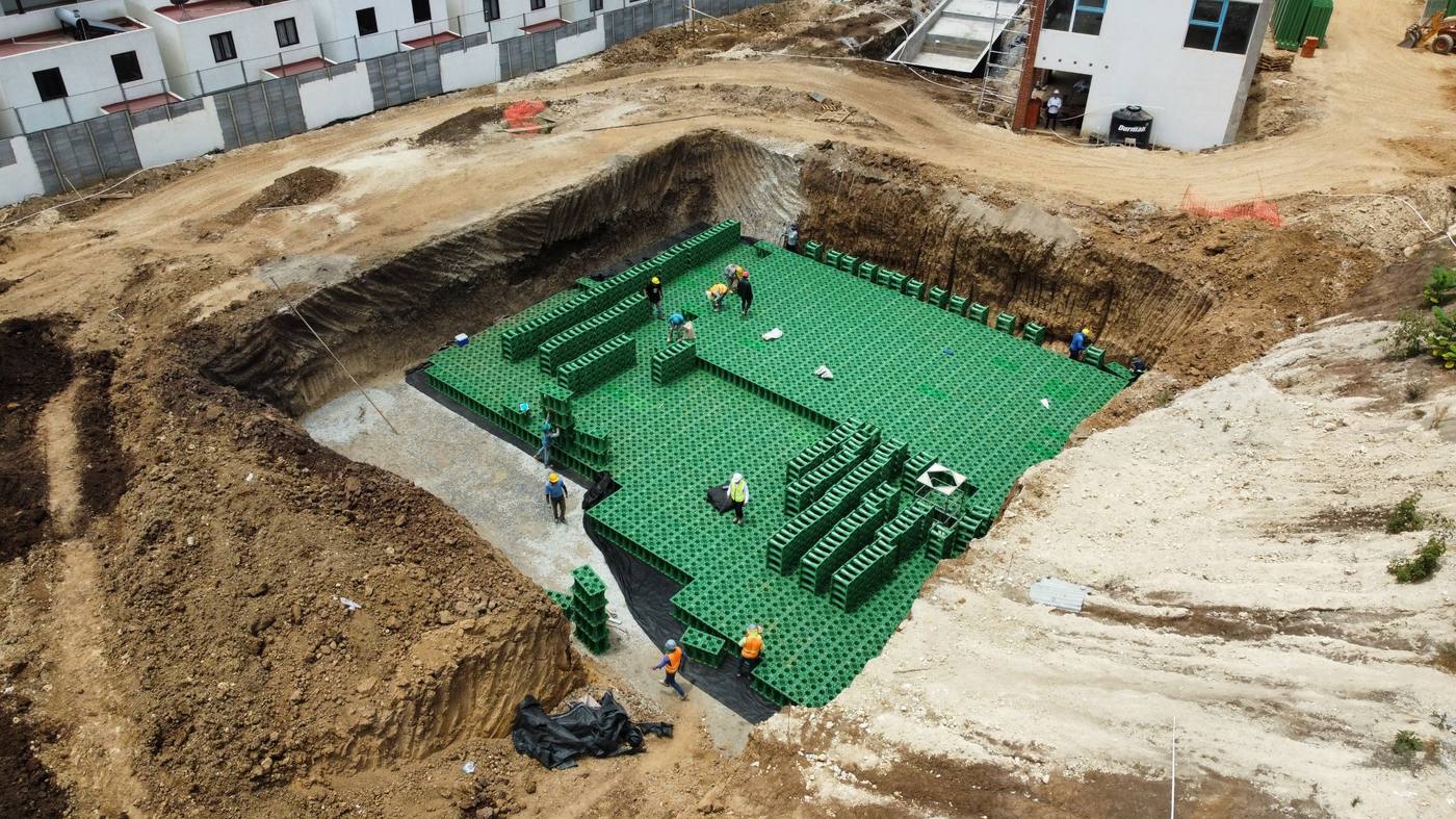 Vista aérea de la instalación del tanque de infiltración de 750 m³ en TAO Premier